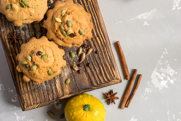 Herbstliche Kürbismuffins mit Gewürzen, Schokoladendrops und Kürbiskernen.