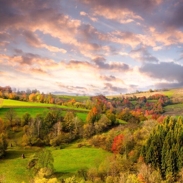 Herbstliche Landschaft des schönen Landes in den Karpaten