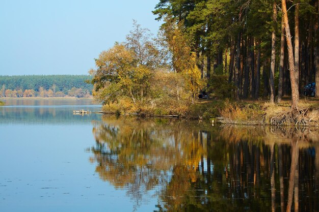 Herbstliche Seenlandschaft mit Wasserreflexion an