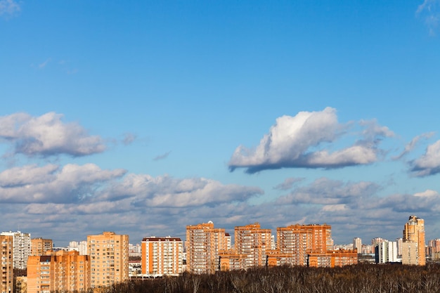 Herbstliche Skyline mit Backsteinhäusern