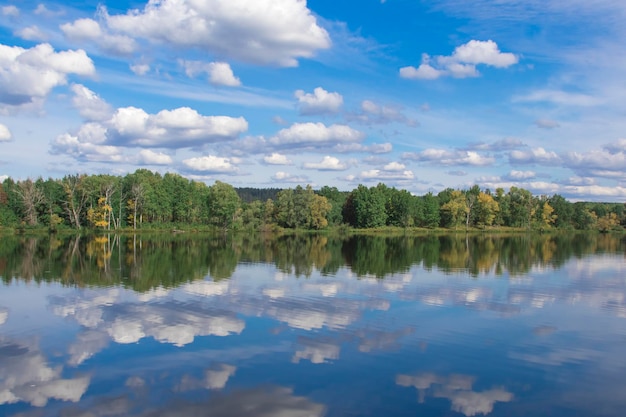 Herbstliche Waldwolken spiegeln sich in einem See wider