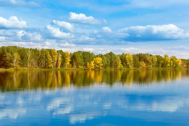 Herbstliche Waldwolken spiegeln sich in einem See wider