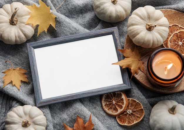 Herbstliche Zusammensetzung Fotorahmen Kürbisse getrocknete Blätter