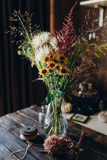 Herbstlicher festlicher Hochzeitsstrauß in einer Vase mit floralem Herbstdekor