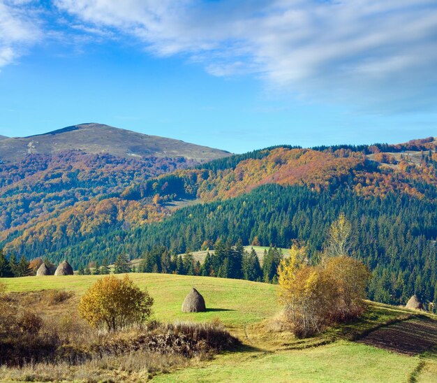 Herbstliches Bergdorf Karpaten Ukraine