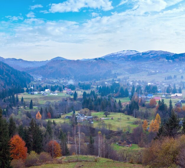 Herbstliches Bergdorf