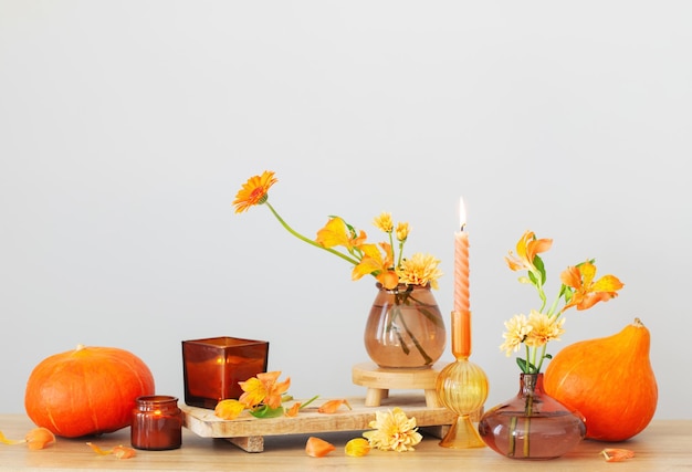 Herbstliches Stillleben auf einem Holzregal an der Hintergrundwand