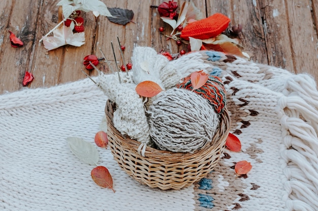 Herbstliches Stricken von warmen Kleidern Wollknäuel aus Stricknadeln selbstgemachte Sachen mit Liebesidee für ...