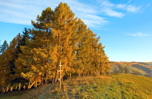 Herbstmorgen Bergblick mit Holzkreuz auf Hügel (Karpaten, Ukraine).