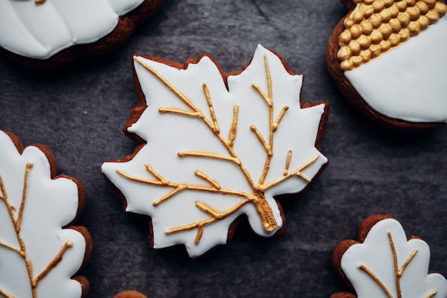 Herbstplätzchen auf einem grauen Tisch