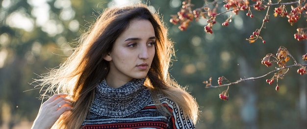 Herbstporträt eines Mädchens im ethnischen Pullover