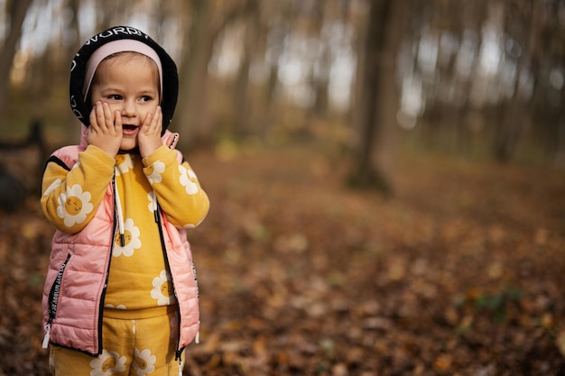 Herbstporträt im Freien eines schönen glücklichen Mädchens im Wald