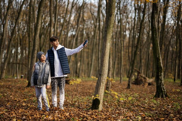 Herbstporträt im Freien von zwei Brüdern im Wald