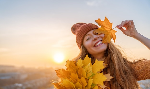 Herbstportrait der jungen Frau