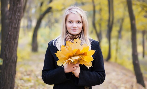 Herbstportrait des blonden Mädchens