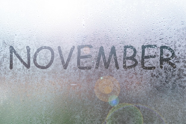 Herbstregen, die Inschrift auf dem verschwitzten Glas - November