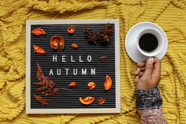 Herbstsaison-Flatlay-Konzept mit trockenen Blättern und Tasse Kaffeezusammensetzung