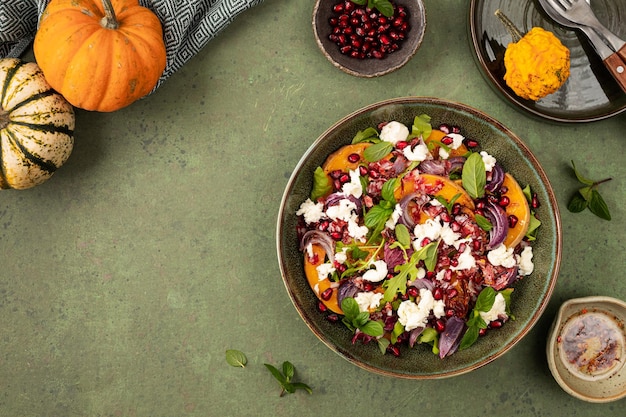 Herbstsalat aus gebackenem Kürbis, Chorizo und Mozzarella Das Konzept der gesunden Ernährung Das Konzept der Ernährung im Herbst