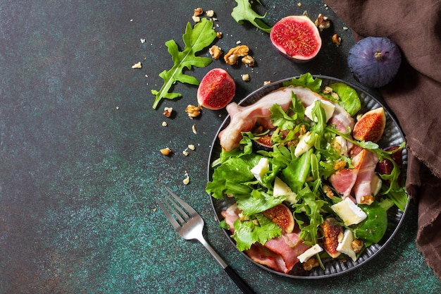 Herbstsalat mit Feigen, Schinken, Rucola, Spinat, Käse, Walnüssen und Honig