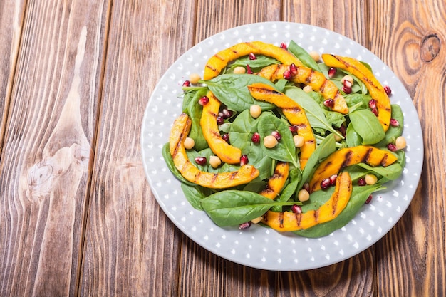 Herbstsalat mit Kürbis, Spinat, Granatapfel und Kichererbsen Gesundes veganes Essen