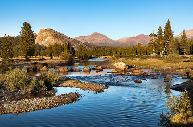 Herbstsonnenuntergang bei Tuolumne-Wiese auf Tioga Durchlauf, Yosemite Nationalpark.