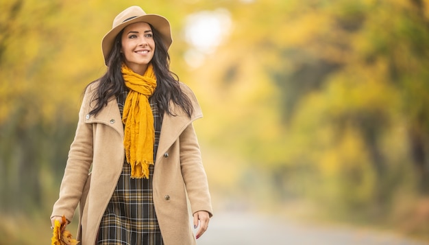 Herbstspaziergang einer Frau in der bunten Natur.