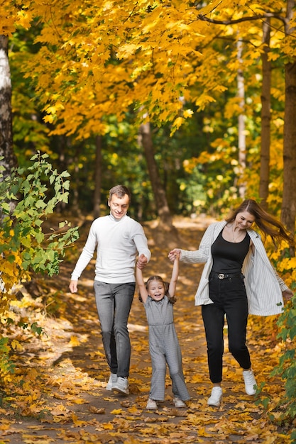 Herbstspaziergang einer jungen Familie im Wald 3373