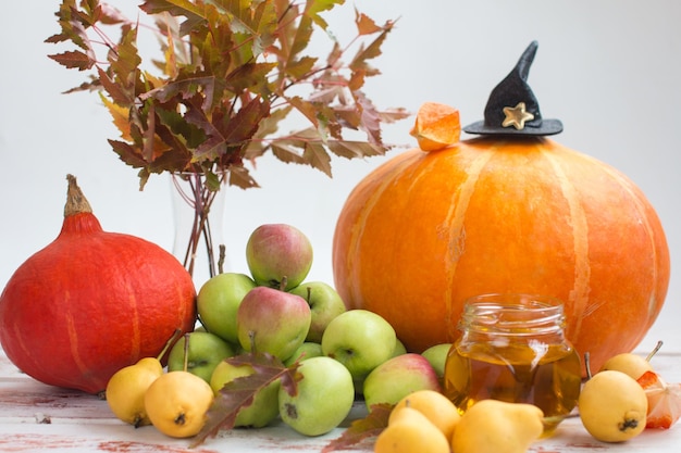 Herbststillleben mit Gemüsekürbissuppe und vergilbtem Laub