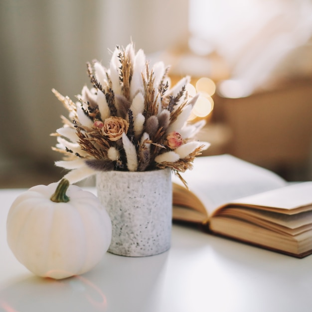 Herbststillleben mit Kaffeetasse Blumenbuch und Kürbis Hygge Lifestyle gemütliche Herbststimmung