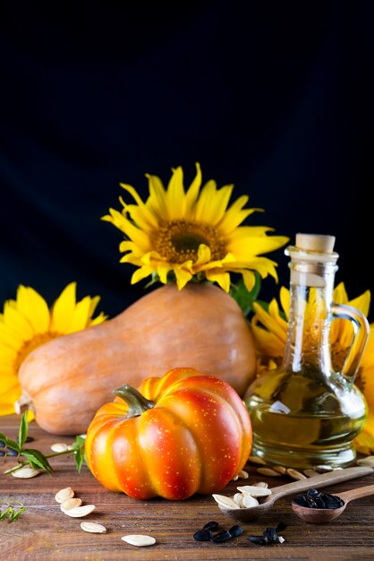 Herbststillleben mit Kürbissen, Öl und Sonnenblumen