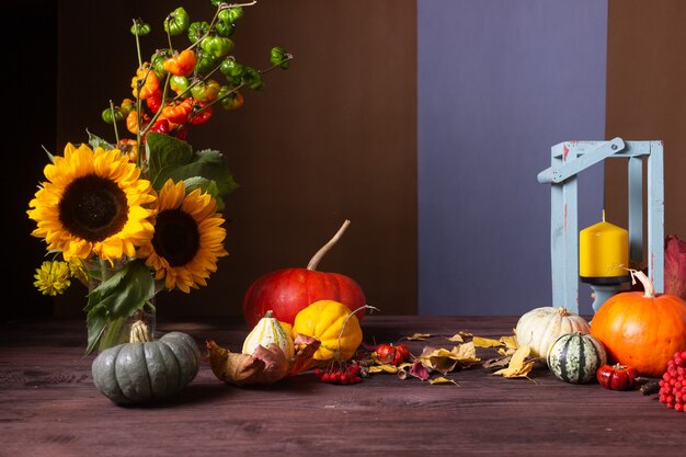 Herbststillleben mit Kürbissen und Kerzen