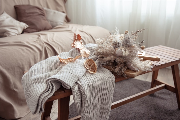 Herbststimmung mit Herbstdekordetails und einem Strickpullover im Zimmer.