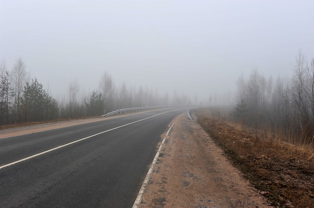 Herbststraße im Nebel