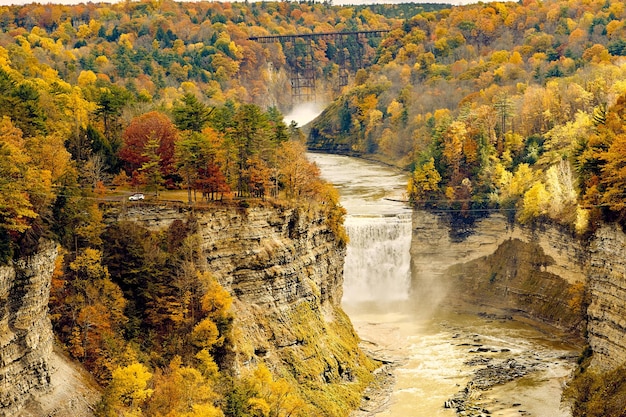 Herbstszene von Wasserfällen und Schlucht