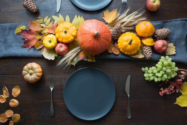 Herbsttabelleneinstellung mit Blättern, Girlande und Kürbissen, Draufsicht