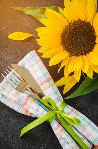 Herbsttabellengedeck, Tischbesteck mit Serviette und Sonnenblume.