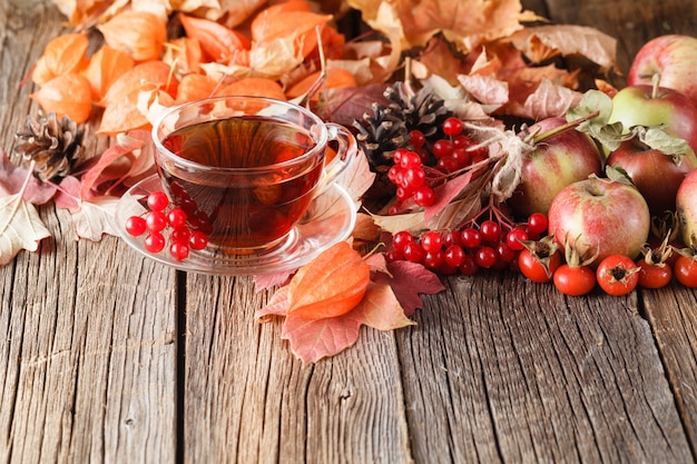 Herbsttee auf rustikalem Holzraum