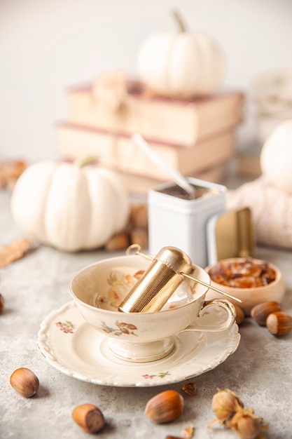 Herbsttee-Party. Nahaufnahme einer Tasse Zuckerkristalle. Der Tisch ist gedeckt und Tee.