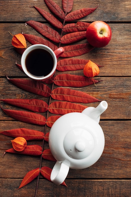 Foto herbstteewärmeblatt reife ernte holzoberflächenwandkonzept. saisonale gemütlichkeit. krankheitsprävention