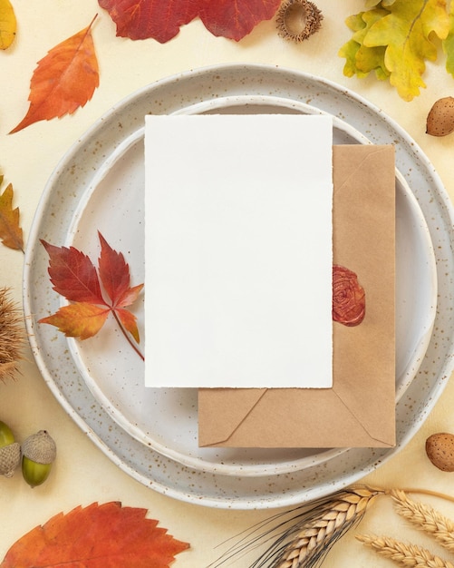 Herbsttischplatz mit bunten Blättern und Draufsichtmodell der vertikalen leeren Karte