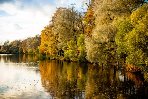 Herbstwald und See in der Herbstsaison.