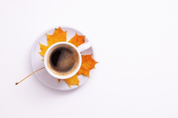 Herbstwohnung mit Kaffee und Ahornblatt mit Kopierraum