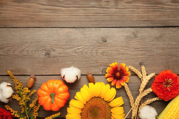 Herbstzusammensetzung. rahmen aus frischen blumen auf grauem holzhintergrund. flache lage, ansicht von oben, kopienraum. erntedank