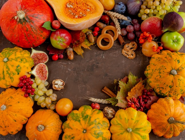 Herbstzusammensetzung Thanksgiving-Konzept Früchte Kürbis auf einem braunen Hintergrund flach Kopie Raum legen