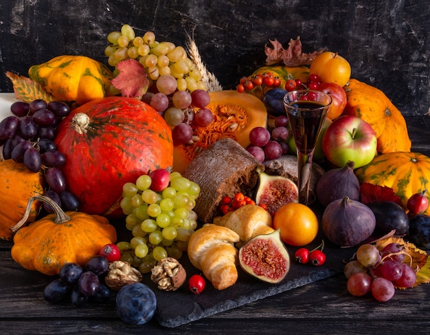 Herbstzusammensetzung Thanksgiving-Konzept-Stillleben mit Obst-Kürbis-Gemüse