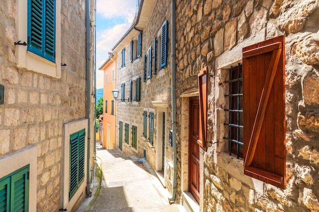 Herceg Novi cidade velha Rua estreita europeia, Montenegro.