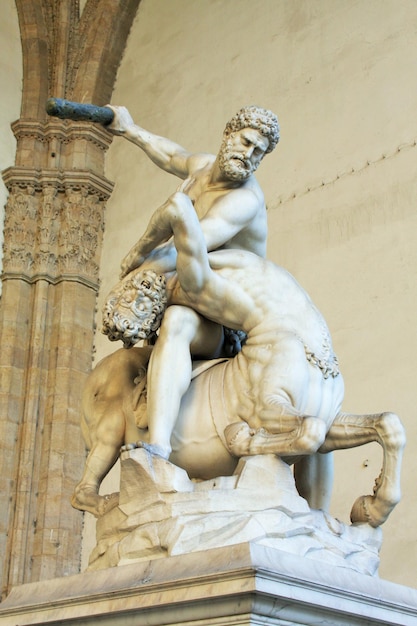 Hércules e o centauro Nessus é uma estátua de mármore do escultor Giambologna 1598, colocada em Flore