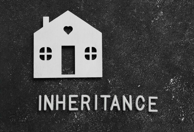 Herencia de palabras hecha con letras y modelo de casa en fondo plano negro Espacio para texto