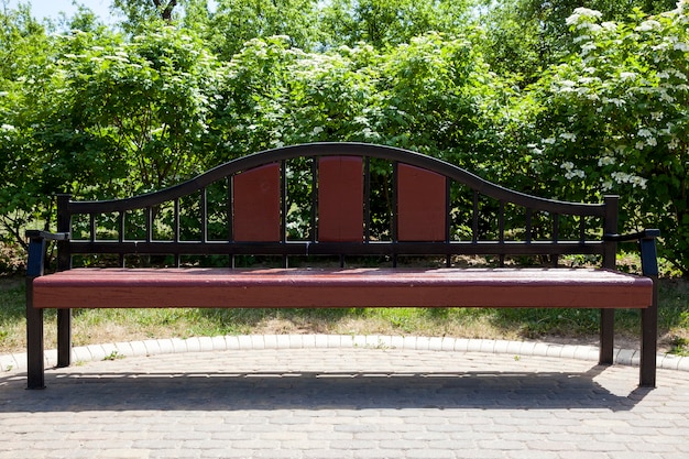 Foto hergestellt aus metall und holz bank im park