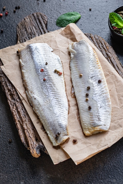 Hering Fisch salzige Meeresfrüchte Vorspeise Portion auf dem Tisch